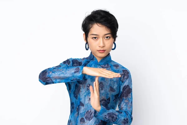 Genç Vietnamlı Kısa Saçlı Geleneksel Bir Elbise Giyen Izole Edilmiş — Stok fotoğraf