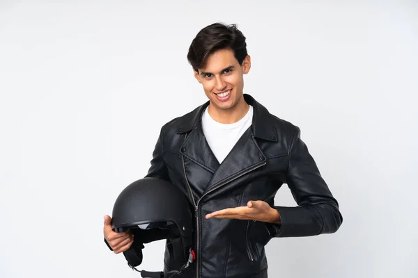 Homem Segurando Capacete Motocicleta Sobre Fundo Branco Isolado Estendendo Mãos — Fotografia de Stock