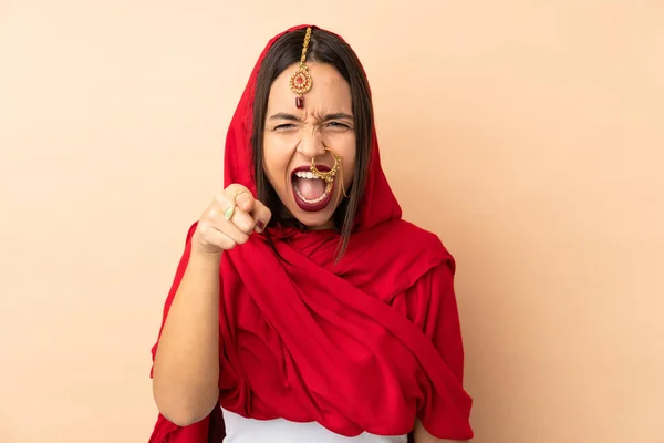 Jovem Indiana Mulher Isolado Bege Fundo Frustrado Apontando Para Frente — Fotografia de Stock