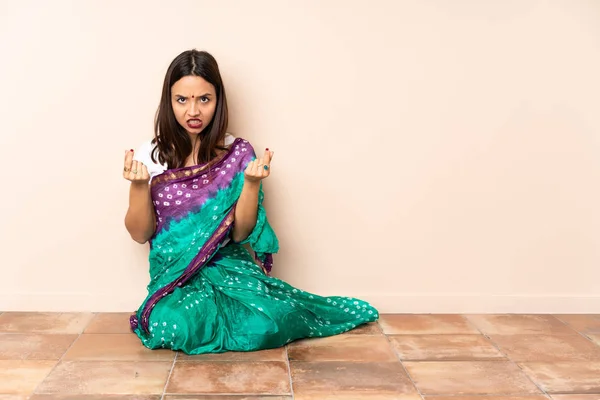 Mladá Indická Žena Sedí Podlaze Vydělává Peníze Ale Zničená — Stock fotografie