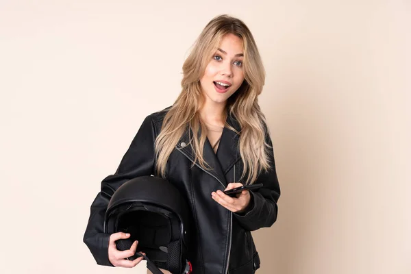 Ragazza Russa Con Casco Moto Isolato Sfondo Beige Sorpreso Invio — Foto Stock