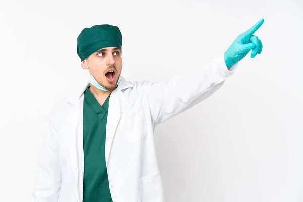 Surgeon Green Uniform Isolated Isolated White Background Pointing Away — Stock Photo, Image