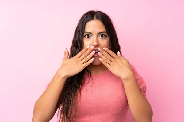 Mujer Joven Sobre Fondo Rosa Aislado Con Expresión Facial Sorpresa — Foto de Stock