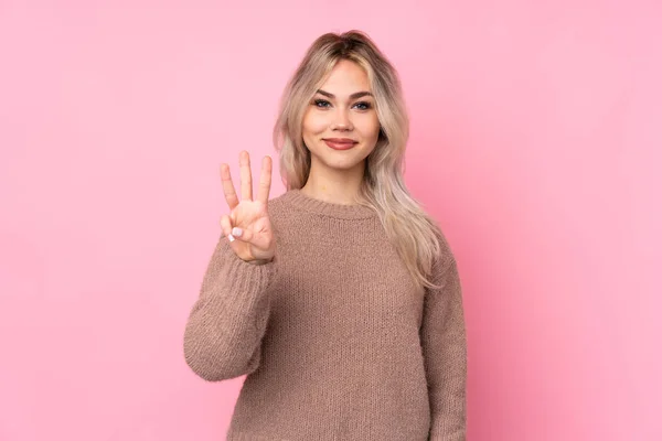 Menina Loira Adolescente Vestindo Uma Camisola Sobre Fundo Rosa Isolado — Fotografia de Stock