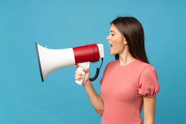 Jovem Mulher Sobre Fundo Azul Isolado Gritando Através Megafone — Fotografia de Stock