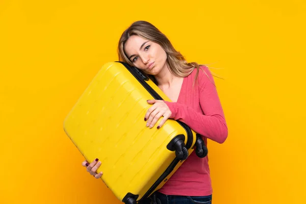 Mujer Joven Sobre Fondo Amarillo Aislado Vacaciones Con Maleta Viaje —  Fotos de Stock