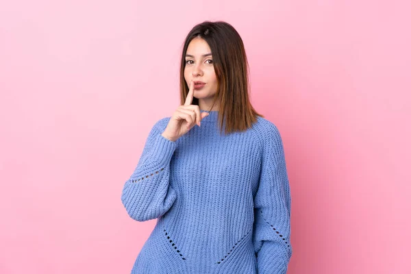 Mujer Joven Con Suéter Azul Sobre Fondo Rosa Aislado Haciendo —  Fotos de Stock