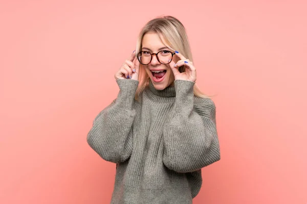 Junge Blonde Russische Frau Über Isolierten Rosa Hintergrund Mit Brille — Stockfoto