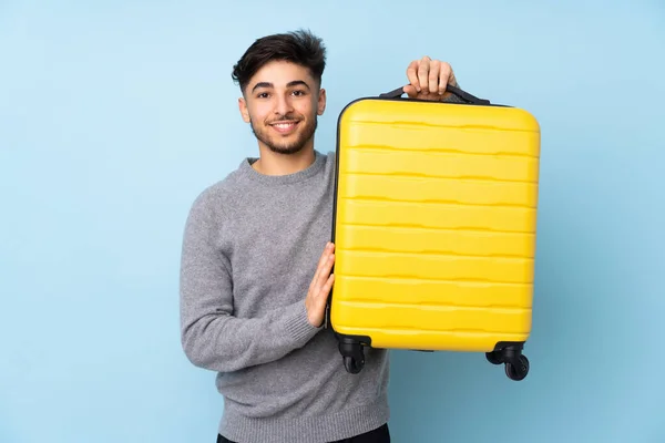 Arabische Knappe Man Geïsoleerd Blauwe Achtergrond Vakantie Met Reiskoffer — Stockfoto