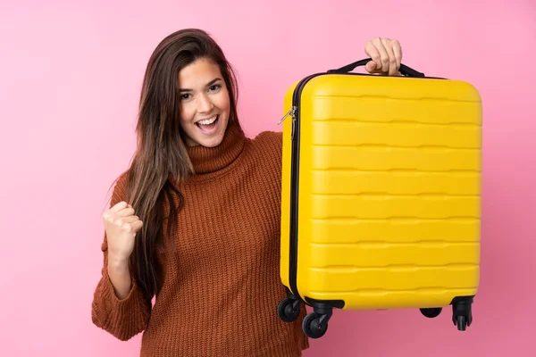 Menina Adolescente Sobre Fundo Rosa Isolado Férias Com Mala Viagem — Fotografia de Stock