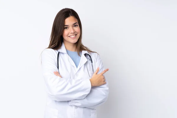 Adolescente Menina Sobre Isolado Fundo Branco Vestindo Vestido Médico Apontando — Fotografia de Stock