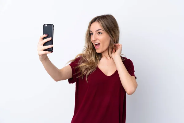 Mujer Joven Sobre Fondo Blanco Aislado Haciendo Una Selfie — Foto de Stock