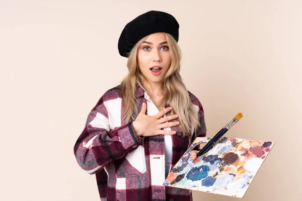 Tonåring Artist Flicka Håller Palett Isolerad Blå Bakgrund Förvånad Och — Stockfoto