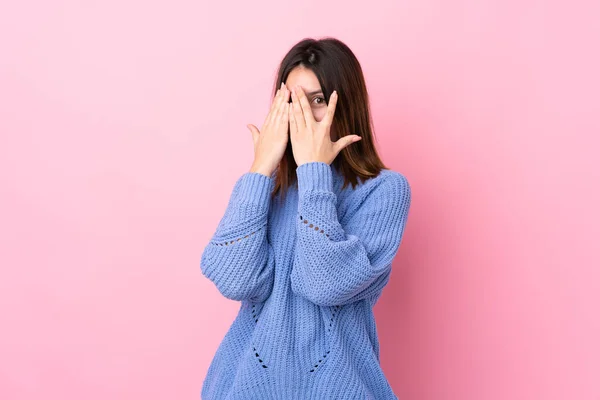 Mujer Joven Con Suéter Azul Sobre Fondo Rosa Aislado Cubriendo — Foto de Stock