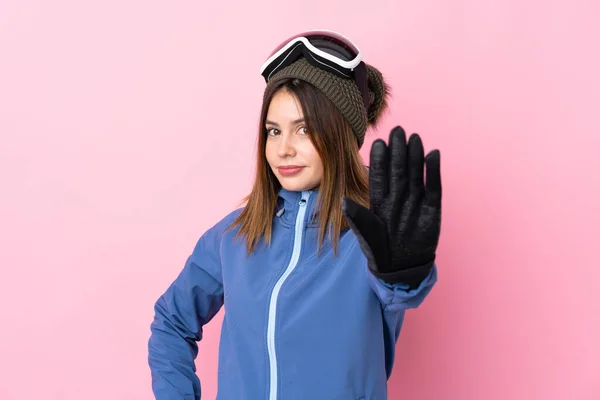 Joven Esquiadora Sobre Fondo Rosa Aislado Haciendo Gesto Stop Con —  Fotos de Stock