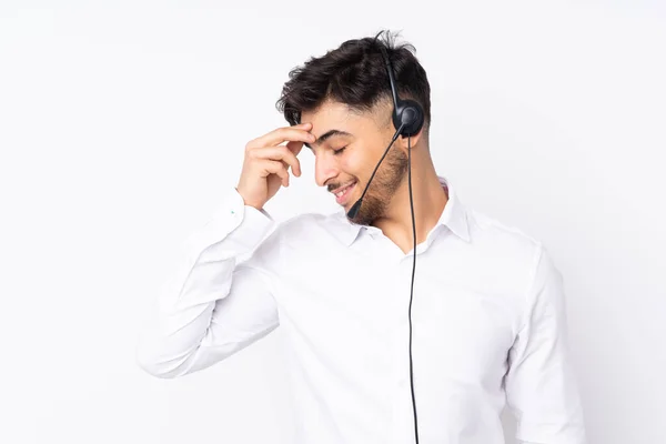 Τηλεμάρκετερ Άραβας Που Δουλεύει Ακουστικά Απομονωμένα Λευκό Φόντο Γελώντας — Φωτογραφία Αρχείου