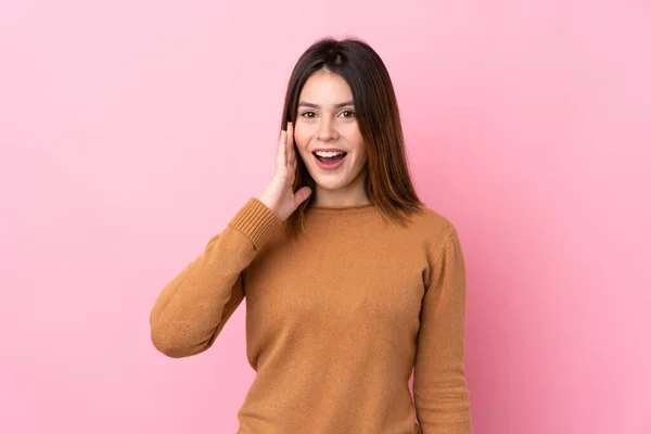 Mujer Joven Sobre Fondo Rosa Aislado Con Sorpresa Expresión Facial — Foto de Stock