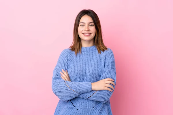 Mujer Joven Con Suéter Azul Sobre Fondo Rosa Aislado Riendo —  Fotos de Stock