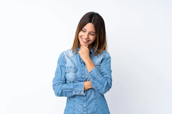 Jeune Femme Sur Fond Blanc Isolé Regardant Vers Côté — Photo