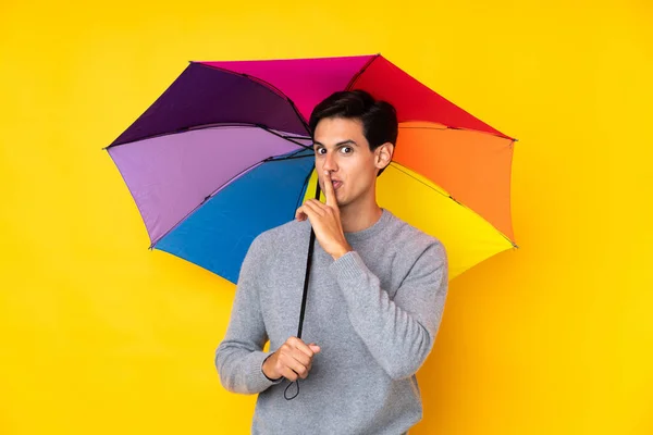 Hombre Sosteniendo Paraguas Sobre Fondo Amarillo Aislado Haciendo Gesto Silencio — Foto de Stock