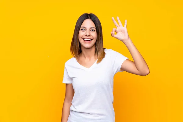 Izole Sarı Arka Plan Üzerinde Genç Kadın Şaşırttı Işareti Gösteren — Stok fotoğraf