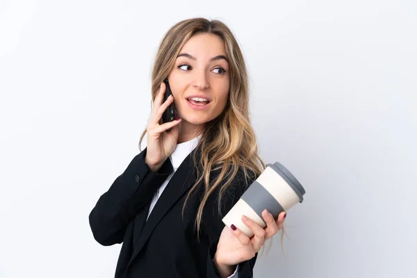 Joven Mujer Negocios Sobre Fondo Blanco Aislado Sosteniendo Una Taza — Foto de Stock