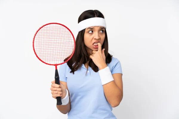 Jovem Badminton Jogador Mulher Sobre Isolado Branco Fundo Nervoso Assustado — Fotografia de Stock