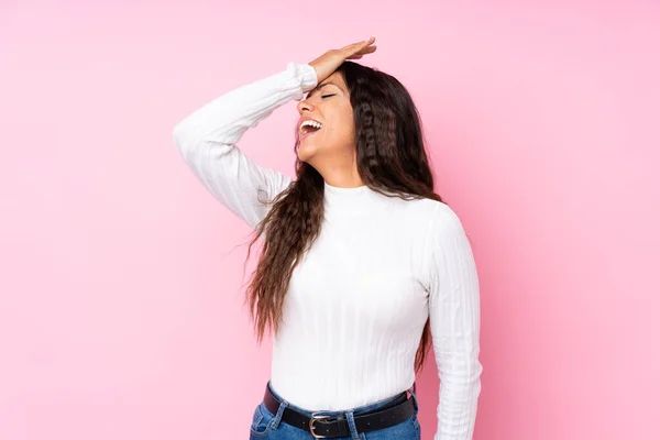 Young Woman Isolated Pink Background Has Realized Something Intending Solution — Stock Photo, Image