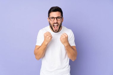 Kafkasyalı yakışıklı adam izole bir hayat yaşıyor. Kötü bir durum yüzünden hayal kırıklığına uğramış.