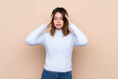 Baş ağrısı olan izole bir geçmişi olan genç bir kadın.