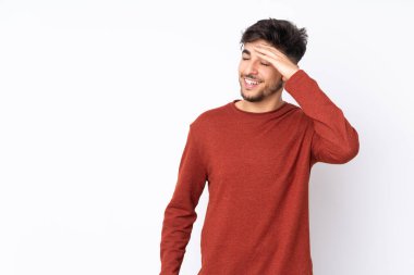 Münzevi bir geçmişi olan yakışıklı Arap bir adam çok gülümsüyor.