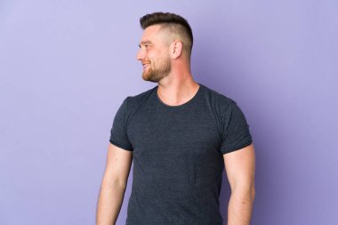 İzole edilmiş arka planda Rus yakışıklı bir adam.