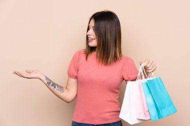 Alışveriş çantalı genç bir kadın izole edilmiş bir geçmişi var ve yüzünde sürpriz bir ifade var.