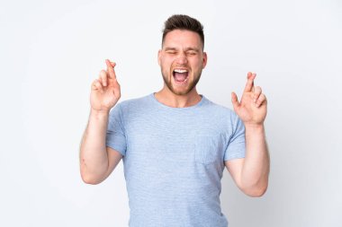 Rus yakışıklı adam izole edilmiş arka planda parmakları çapraz