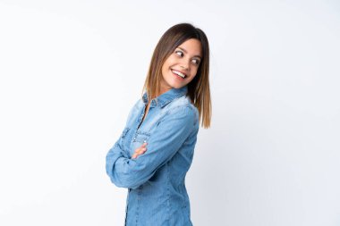 Kolları bağlı ve mutlu, izole beyaz bir geçmişi olan genç bir kadın.