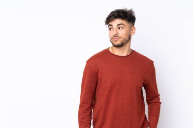 Tarafsız bir geçmişe sahip Arap yakışıklı bir adam bakarken şüpheye düşüyor