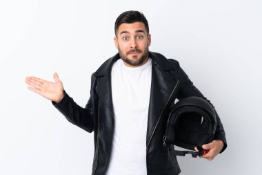 Motosiklet kasklı bir adamın kafası karışmış bir yüz ifadesi var.