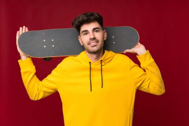 Genç adam kaykayla izole edilmiş.