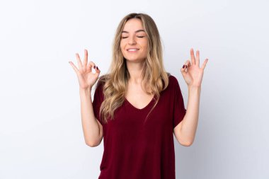 Zen pozunda soyutlanmış beyaz bir arka plan.