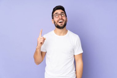 Kafkasyalı yakışıklı adam soyutlanmış arka planda yukarı bakıyor ve şaşırıyor