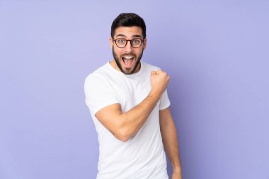 Kafkasyalı yakışıklı adam izole bir geçmişi var ve zaferi kutluyor.