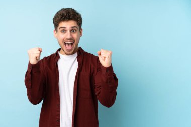 Kafkasyalı genç adam arka planda zaferi kutluyor.