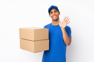 Teslimatçı beyaz arka planda mutlu bir ifadeyle selamlıyor.