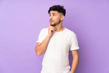 Soyutlanmış geçmişi olan yakışıklı Arap bir adam bir fikir ararken...