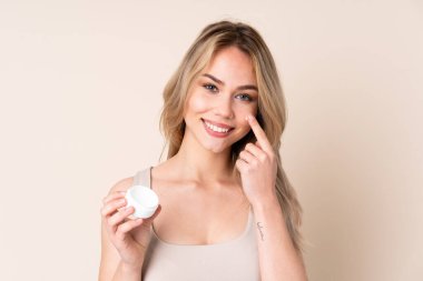 Nemlendirici geçmişi olan genç sarışın kız.