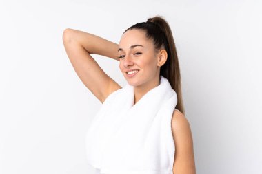 İzole edilmiş beyaz arka planda esmer bir kadın. Portre