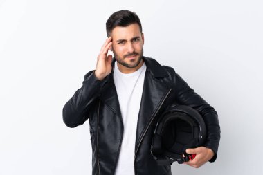 Motosiklet kasklı adam mutsuz ve bir şeye sinirlenmiş. Olumsuz yüz ifadesi