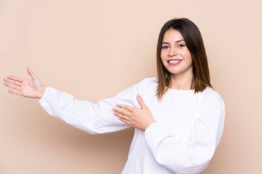 Soyutlanmış bir geçmişi olan genç bir kadın davet edilmek için ellerini yana uzatıyor.