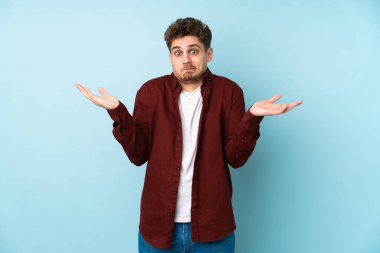 Kafkasyalı genç adam, geçmişinde şüphe duyan ve el kaldıran birini izole etti.