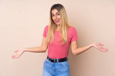 Genç Uruguaylı kadın soyutlanmış geçmişinde gülümsüyor